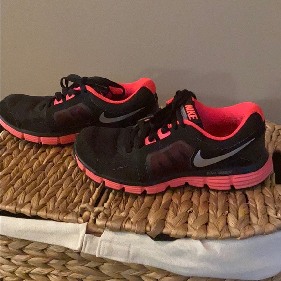 7.5 Nike Dual Fusion Running Shoes - Picture 3 of 7